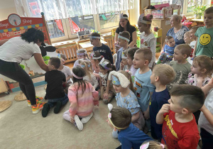 Animatorka rozdaje jajka wielkanocne.