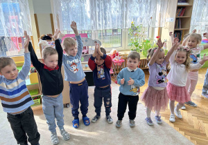 Dzieci w oczekiwaniu na zajączka.