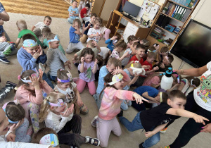 Animatorka pryska dzieci wodą.