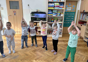 Przedszkolaki klaszczą w ręce.