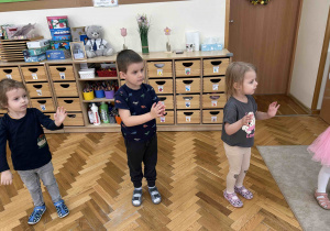 Dzieci klaszczą w ręce.