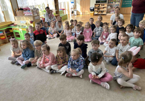 Dzieci obserwują występ zajączka.