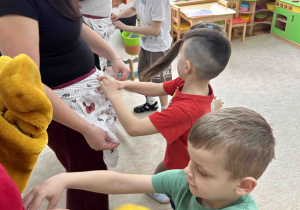 Chłopcy umieszczają jajka w faruszkach.