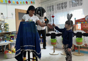 Dziewczynka czaruje.