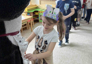 Dziewczynka wkłada jajko do kieszonki.