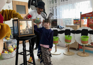 Dziewczynka czaruje.