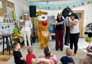 Panie stoją z kubeczkami.