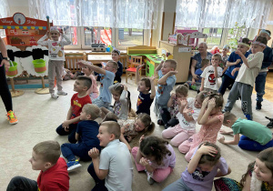 Dzieci zasłaniają się rękoma przed polaniem wodą.