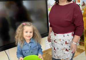 Dziewczynka trzyma wiaderko.