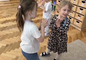 Dziewczynki tańczą.