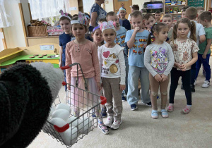 Dzieci w oczekiwaniu na zadanie od zajączka.