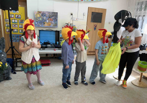 Starszaki w czapkach kurczaków.