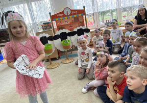 Dziewczynka trzyma kolorowankę.