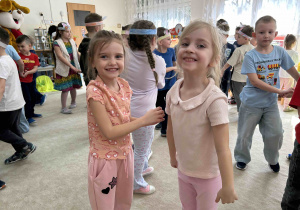 Dziewczynki tańczą.