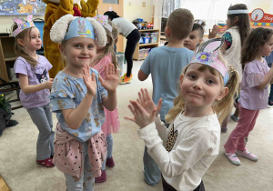 Dziewczynki klaszczą w dłonie.