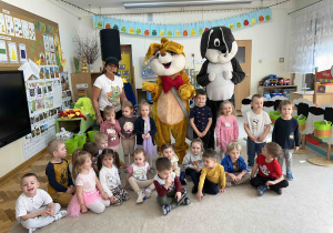 Pamiątkowe zdjęcie 3 latków z zajączkiem.