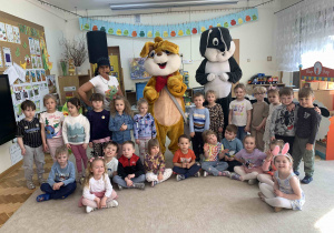 Pamiątkowe zdjęcie 4 latków z zajączkiem.