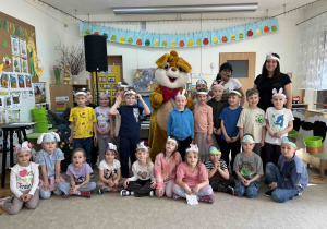 Pamiątkowe zdjęcie 6 latków z zajączkiem.