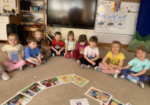 Kropelki słuchają opowiadania o Tremku.