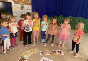 Dzieci podczas ćwiczeń rozluźniających.