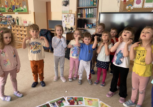 Kropelki wykonują ćwiczenia relaksujące.