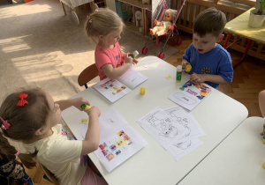 Dzieci uzupełniają książeczkę o kolejnym Czuciaku.