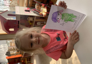 Dziewczynka prezentuje pokolorowanego Tremka.