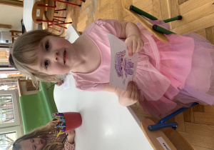 Dziewczynka i jej pokolorowany Czuciak.