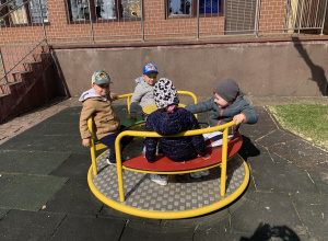 Kropelki na placu zabaw.