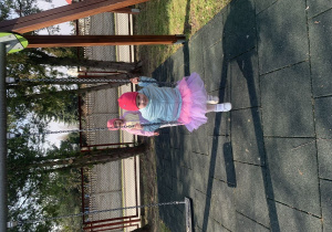 Dziewczynka na huśtawce.