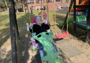 Zabawy czterolatków na placu przedszkolnym.