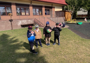 Zabawy chłopców z piłką.