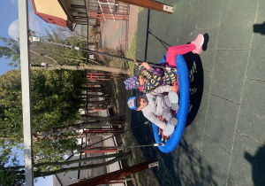 Dzieci na bocianim gnieździe.