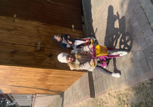 Przedszkolaki na rowerkach biegowych.