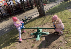 Dziewczynki na zielonej karuzeli.