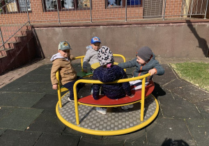 Chłopcy na karuzeli.