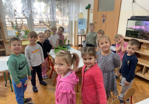 Dzieci z grupy Kropelek zakładają zielony kącik w sali.