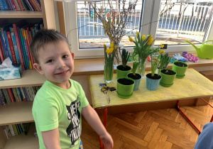 Chłopiec na tle zielonego kącika grupy Kropelek.