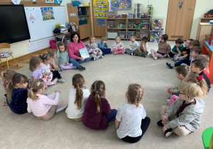 Grupa Kropelek podczas zajęć - czytanie przez nauczyciela książki ,,Gruffalo".