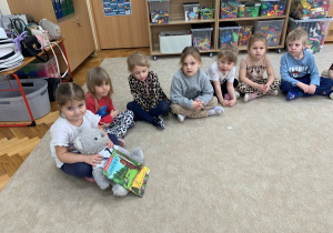 Dzieci, Miś Karol i książka ,,Gruffalo".