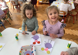 Dzieci podczas pracy przy stolikach - tworzenie myszki bohaterki książki.