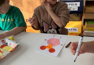 Dziewczynka i jej samodzielnie sklejona myszka.