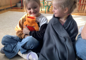 Dziewczynki z lekarstwami na emocje.