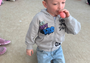 Chłopiec dmuchający balon.