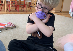 Chłopiec przytulający misia.