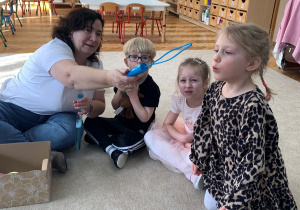 Dziewczynka i bańki mydlane.