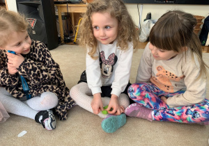 Dziewczynka z ciastoliną.