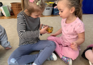 Dzieci oglądają magiczny słoik.