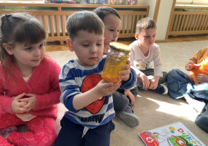 Oglądanie magicznego słoika.