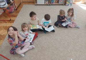 Kropelki oglądają wypożyczone książki z biblioteki.